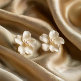 Valge Lill Aretes