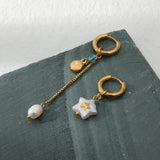 White star earrings in gold