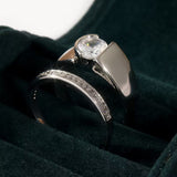 A bracelet that shines like a rooster, with a large square of zircon