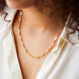 A golden necklace with a classic chain