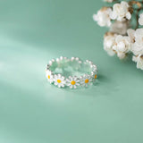 Silver ring in the shape of a daisy
