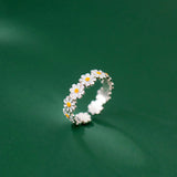Silver ring in the shape of a daisy