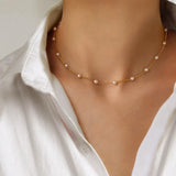 Small pearl necklace in gold