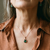 Necklace and earrings set in green crystal and gold