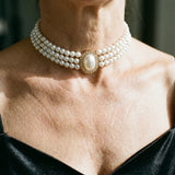 Elegant necklace with three pearls