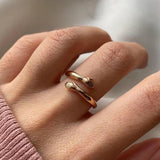 Adjustable ring resembling an embrace