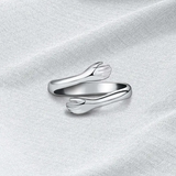 Adjustable ring resembling an embrace