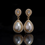 Drop earrings with a pearl
