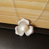 Elegant necklace with white pearls