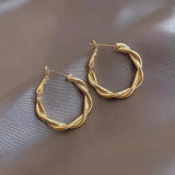 Golden elegant earrings with a knot