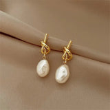 Elegant earrings with baroque pearls in gold