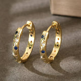 Vintage gold earring with intense sparkle distribution