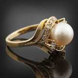 Elegant ring with a pearl and glistening gold