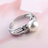 Classic ring with a silver pearl