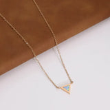 Moonstone Necklace - Kolmnurkne medaljon