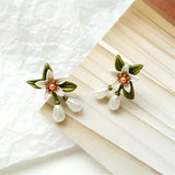 Flower-shaped earrings with white pearls